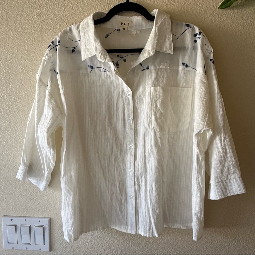 POL White Button-Up Shirt with Blue and White Floral Accents